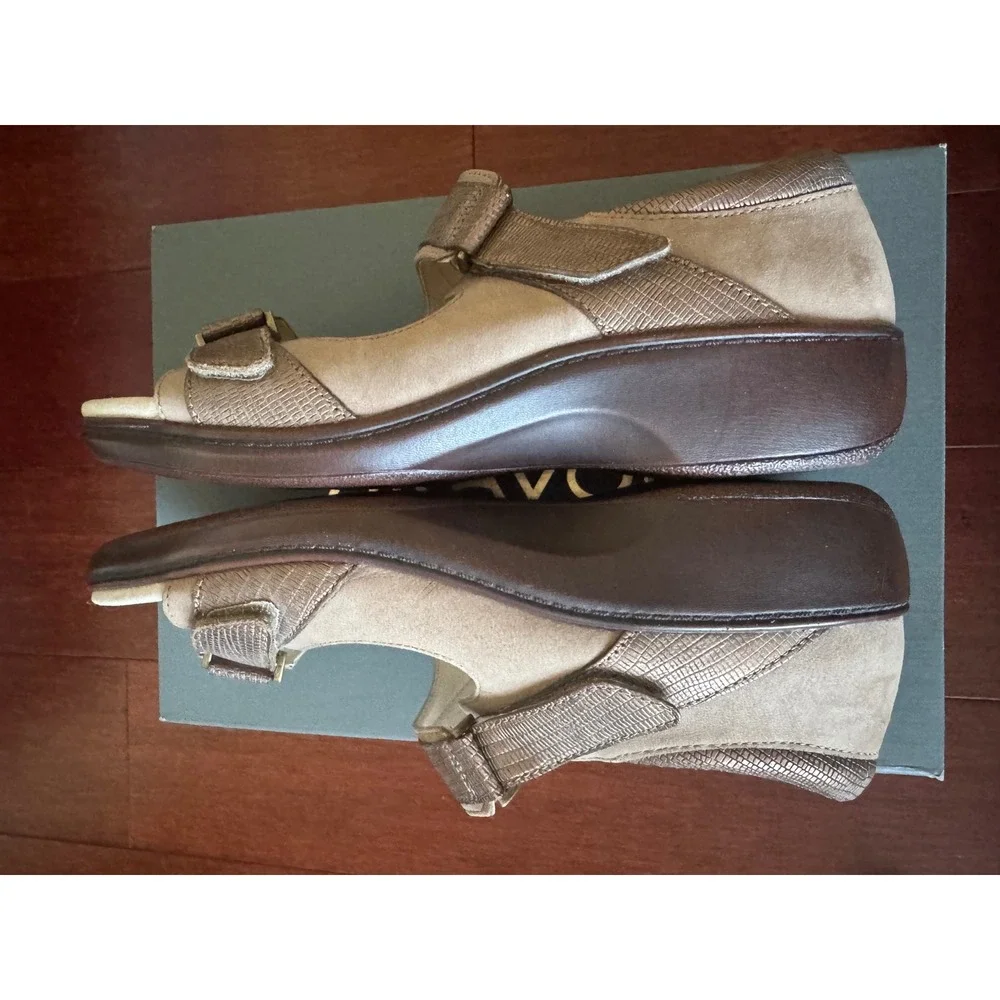 Aravon Duxbury Two Strap Taupe Suede Metallic Sandals CH4079 Womens 10 2E Wide